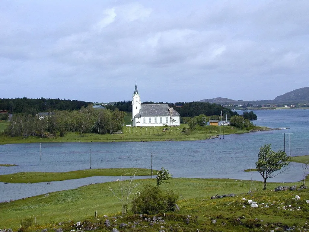 Vågøy kirke. Foto: Max Ingar Mørk. Fra Riksantikvarens Kulturminnesøk