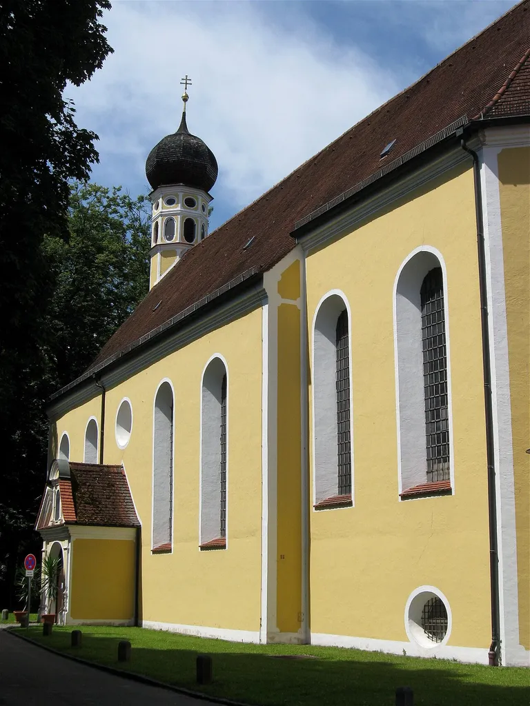 Kath. Wallfahrtskirche Hl. Blut, 1675 von Hans Kogler erbaut; mit Ausstattung; oktogonale Brunnenkapelle, um 1700; mit Ausstattung.