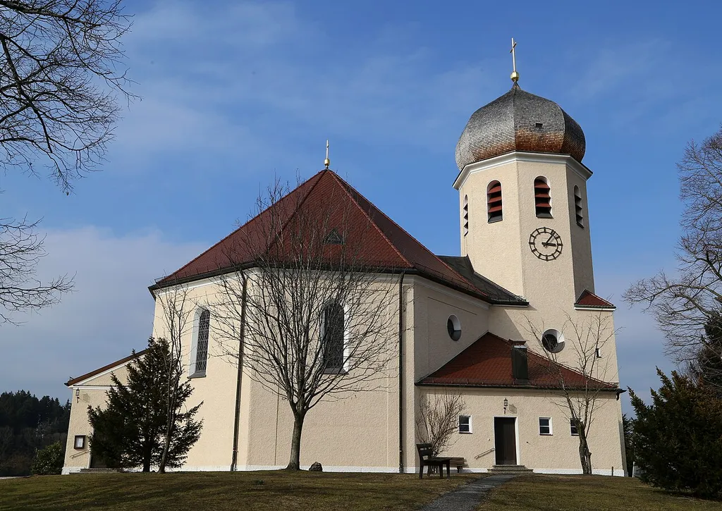 Pfarrer-Strobl-Straße; Kath. Filialkirche Christkönig, oktogonaler Zentralbau mit Zeltdach und angebauter Vorhalle und Sakristei, Chorturm mit Zwiebelhaube, 1933-34 von Georg Berlinger; mit Ausstattung. This is a picture of the Bavarian Baudenkmal (cultural heritage monument) with the ID D-1-87-132-74 (Wikidata)