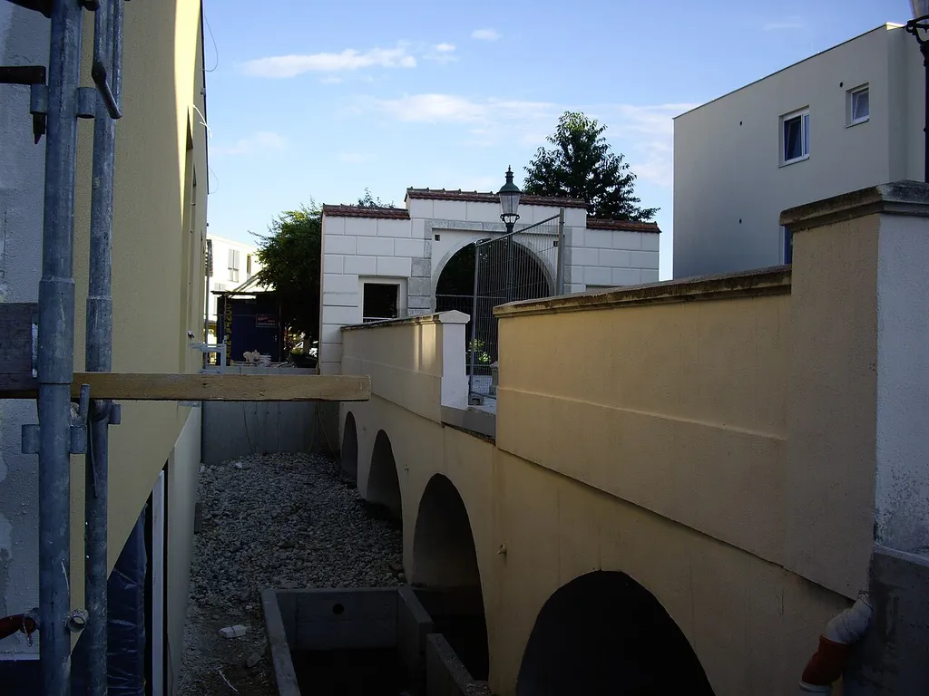 Wasserburg Grafenwörth - mit Lücke in der Brücke, um einen Steg vom denkmalgeschützten Objekt zum Neubau errichten zu können!