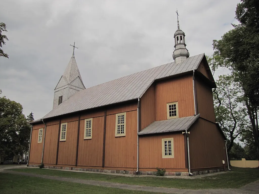 Rossosz - kościół parafialny p.w. św. Stanisława, drewniany z 1908 r. (zabytek nr rejestr. A-213)
