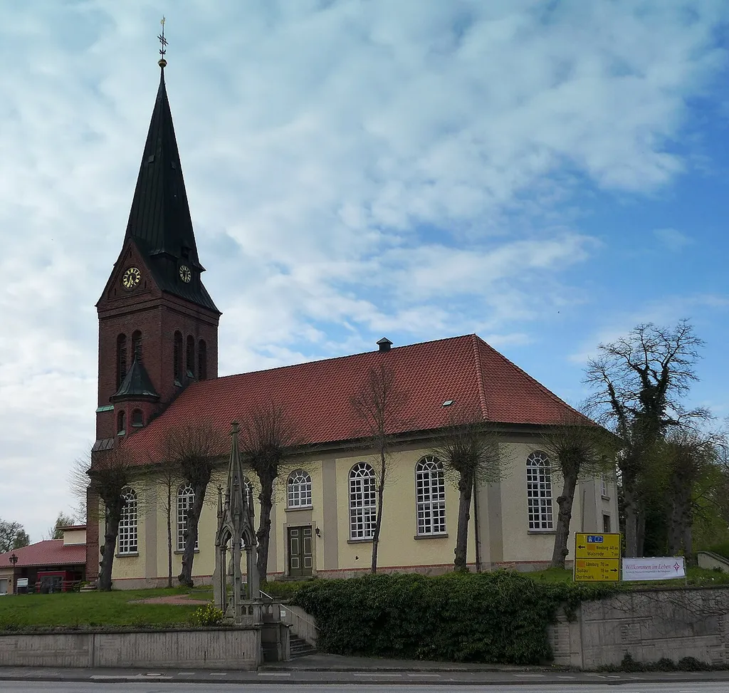 Im Ortskern von Bad Fallingbostel auf einem Hügel gelegen die St. Dionysius Kirche. In 1829-30 entstand der heute sichtbare klassizistische Kirchenbau, der Glockenturm wurde 1903-04 im Westen angebaut.