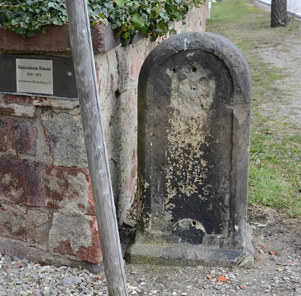 Kgl.-sächs. Postmeilenstein in Wechselburg beim Friedhof