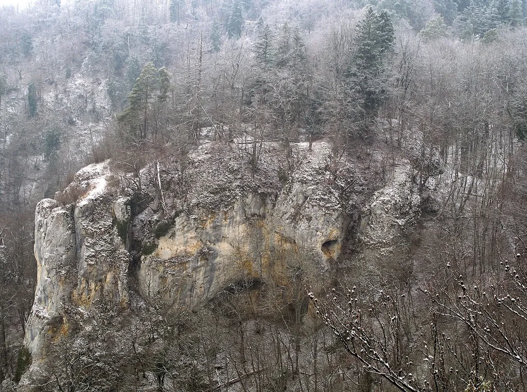 Blick vom Aussichtspunkt Stiegelesfels auf die Ostseite des Burgfels der Ruine Stein (Burgstall Stein).