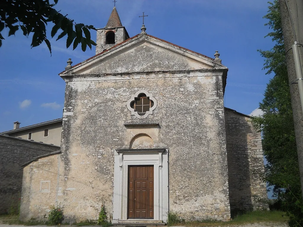 Facciata "a capanna" della vecchia chiesa di Cavalo in stile romanico.