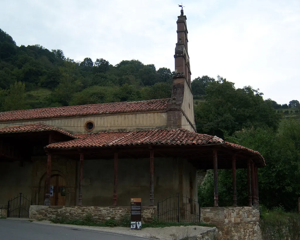 Vista general lateral de la Iglesia de San Martino, declarada Bien de Interés Cultural en 1982, situada en el concejo de Lena, Asturias.