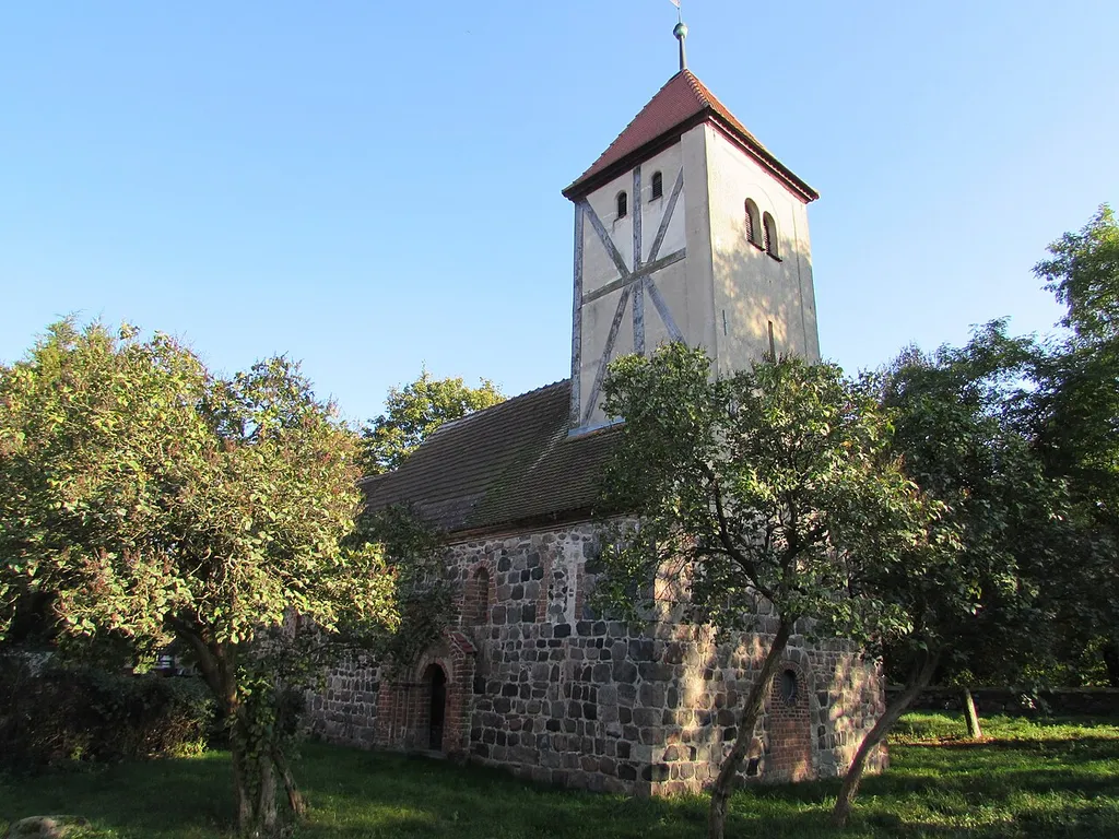 Rosenau in Brandenburg. Die Kirche im Ortsteil Warchau steht unter Denkmalschutz.