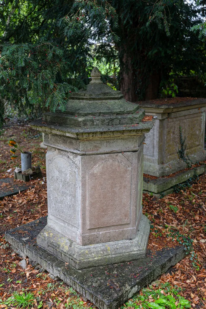 Tetbury: HOLBOROW MEMORIAL, ABOUT 9 METRES FROM NORTH EAST CORNER OF CHANCEL IN CHURCHYARD OF CHURCH OF ST MARY
