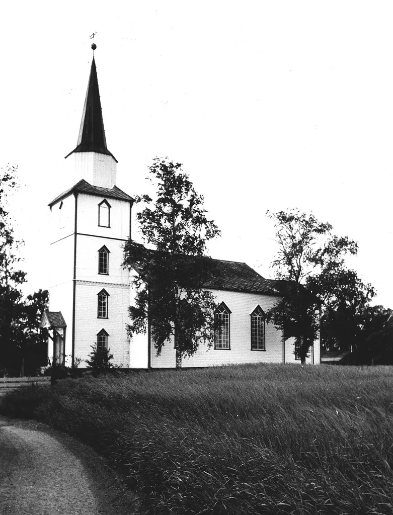 Okkenhaug kirke, Levanger kommune. Foto: Paul Andreas Røstad, fra Dextra-samlingen hos Norsk Teknisk Museum.