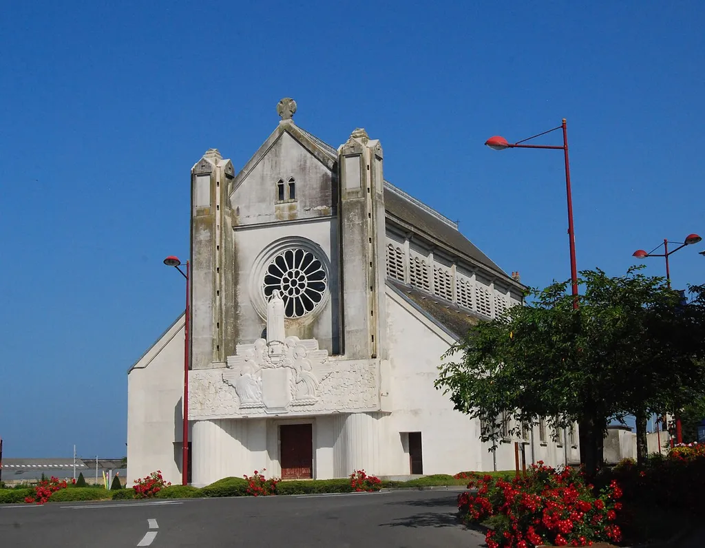Hirson (France - département de l'Aisne) — L'église Sainte Thérèse de l'Enfant Jésus de type Art déco.-1930-