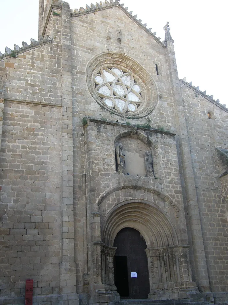 La Catedral vieja de Plasencia constituye un ejemplo muy interesante de la transición del románico al gótico. Al primero pertenecen los fustes y capiteles de sus columnas, al gótico sus arcos y ventanales. La portada principal y exterior de esta Catedral es un ejemplo de románico, con arco de medio punto y seis arquivoltas que descansan sobre columnas románicas y capitales con formas zoomórficas y vegetales. Las jambas terminan en punta de diamante. Encima del arco, en una sencilla hornacina, se contempla un grupo escultórico representando a la Anunciación de Nuestra Señora, por encima del cual destaca un rosetón de gran tamaño.
