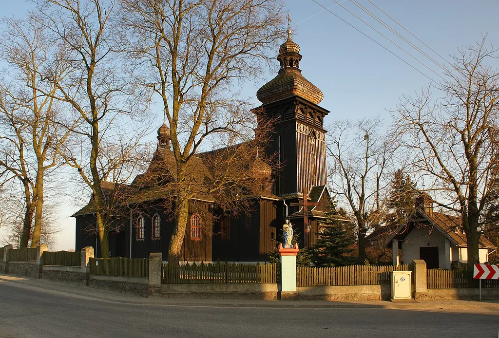 Biskupice Ołoboczne - drewniany kościół parafialny pw. św. Bartłomieja z 1726 r., 1919-24 (zabytek nr 908/A)