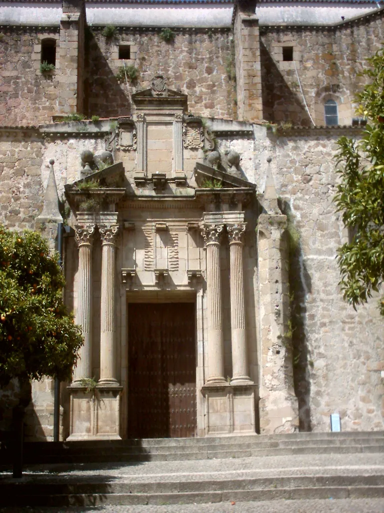 Fachada de la iglesia de Santo Domingo en Plasencia, Cáceres.