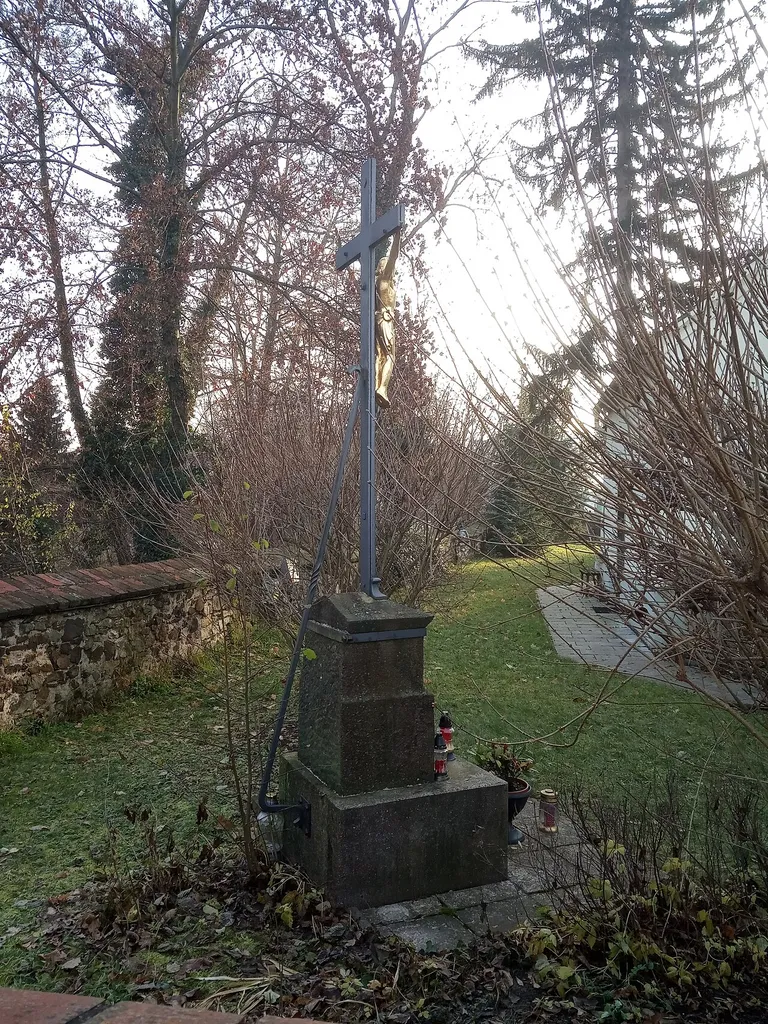 Praha - Záběhlice, K prádelně, kříž u Kostela Narození Panny Marie