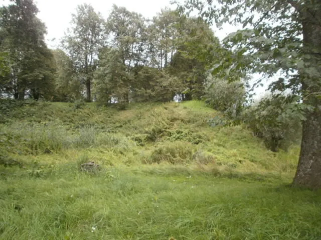 Vaade Salatsi linnuse läänebastionile. Ees osaliselt täidetud vallikraav.