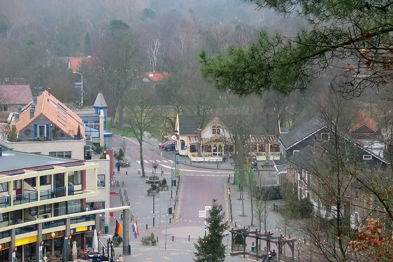 Zicht op een deel van de straat de Duinvoetweg in Schoorl
