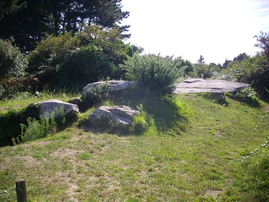 Grah-Niol gallery grave