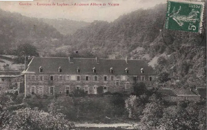 Carte postale ancienne montrant l'abbaye de la Valette au début du XXe siècle, avant son engloutissement dans la retenue du barrage du Chastang.
