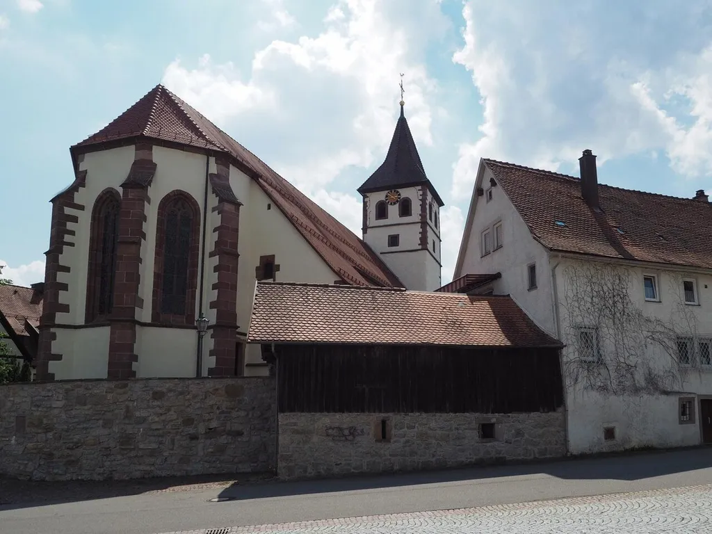 Die evangelische Stadtkirche "Unserer lieben Frau" wurde erstmals 1256 genannt. Der untere Teil des Turms dürfte noch auf einen romanischen Vorgängerbau zurückgehen, der spätgotische Neubau wurde zwischen 1500 und 1510 errichtet. 1718 brannte die Kirche ab und wurde ein Jahr später wieder errichtet.