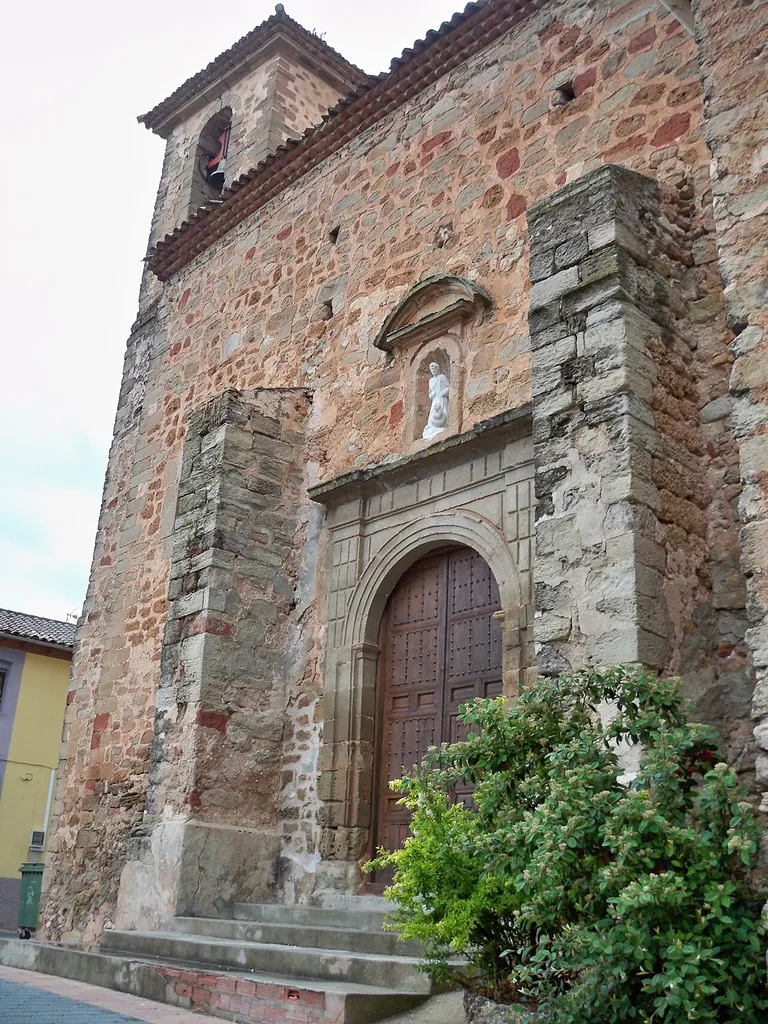 Una de las puertas de la Iglesia de San Sebastián de la localidad de Bienservida (Albacete)