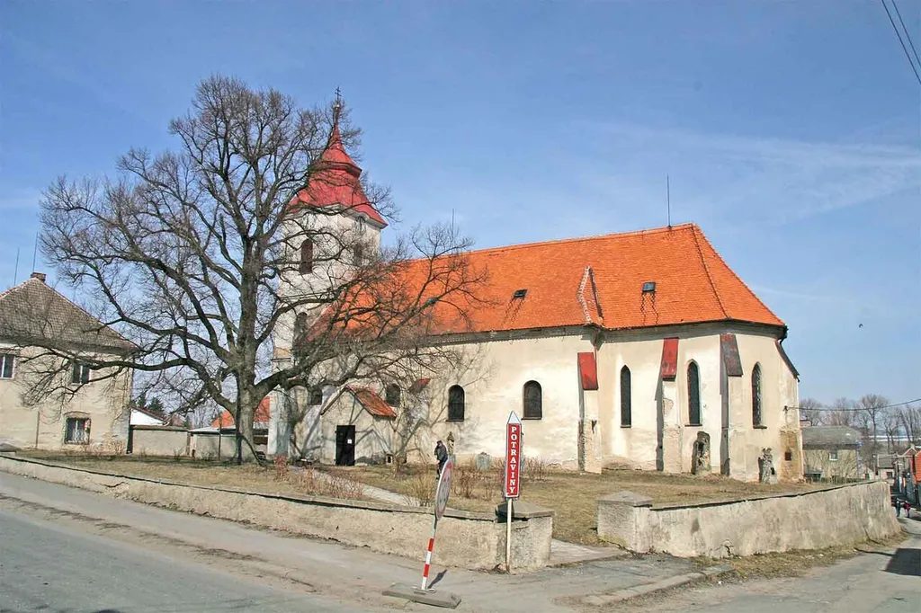 Památná lípa malolistá u kostela Svatého Prokopa v Žiželicích