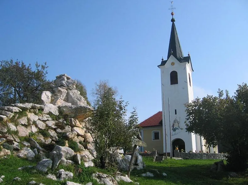 Cerkev sv. Miklavža na vzpetini Gradišče (519 mnm) pri Mekinjah nad Stično. Zraven cerkve je Lavričeva lovska koča.