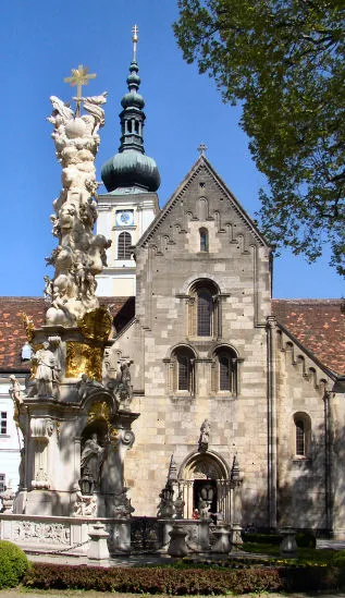 Heiligenkreuz, church of the monastary in Lower Austria - Stift Heiligenkreuz in Niederösterreich; Fassade der Stiftskirche und Dreifaltigkeitssäule