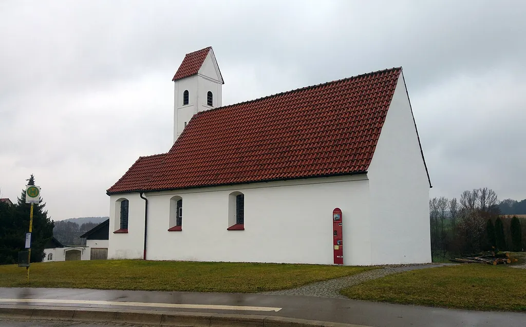 Baudenkmäler Hollenbach, Kirche St. Ulrich in Schönbach, Aktennummer D-7-71-140-13 schlichter Saalbau mit eingezogenem Chor und südöstlichem Satteldachturm, im Kern 15. Jahrhundert, Ende 17. Jahrhundert verändert, Turm um 1970; mit Ausstattung
