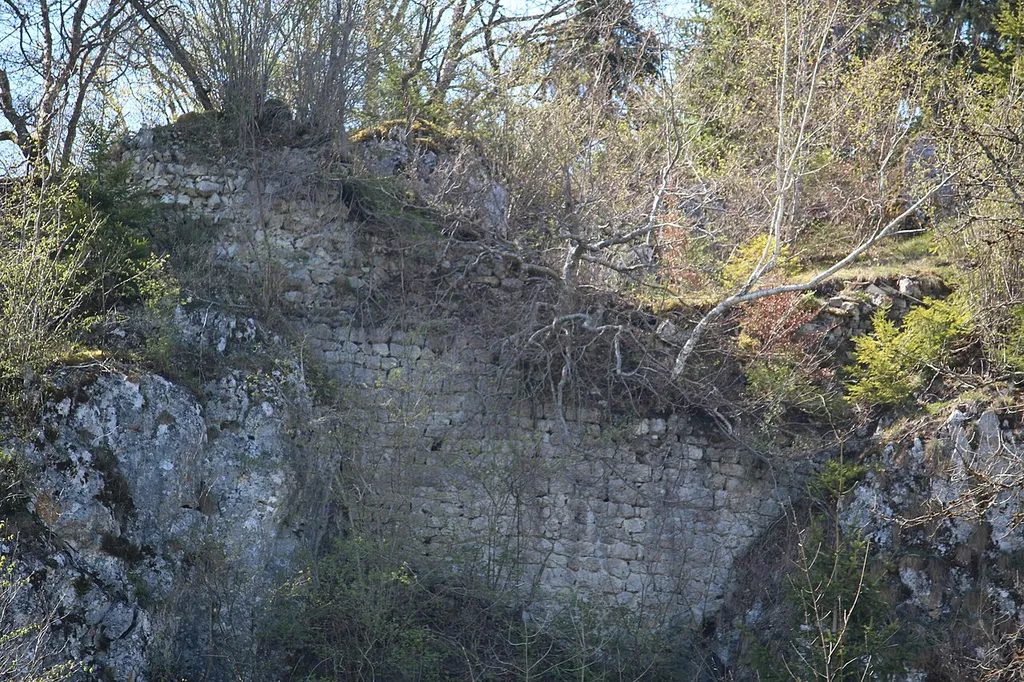 Naturdenkmal Felsengruppe rechtsseitig der Lauchert ca. 200m nach dem Ortsausgang in Richtung Jungnau. Die 20m hohe Felsensteilwand ist ca. 40m breit und weist im oberen Bereich noch Teilstücke eines alten Mauerwerks der Ruine Affelstetten auf. Die Burg wurde vermutlich während es 13. Jahrhunderts vom in Affelstetten ansässigen Ortsadel erbaut. Blick Richtung Nordwesten. Zwischen den beiden Felspartien sind die Reste der Burgmauer erkennbar.