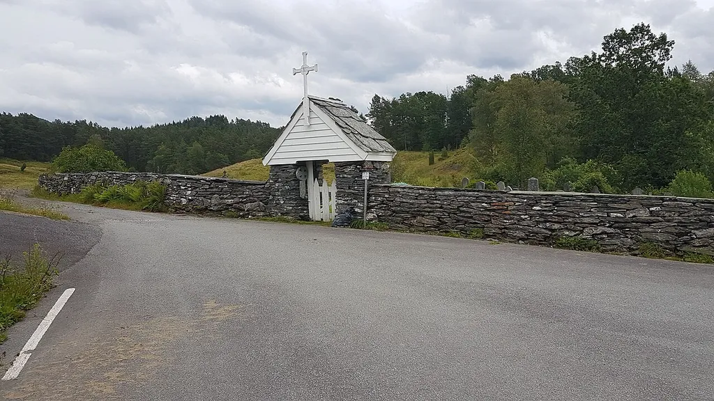 Varaldsøy kirkested, Kvinnherad kommune. Foto: Roger Grimelid. Fra Riksantikvarens Kulturminnesøk.