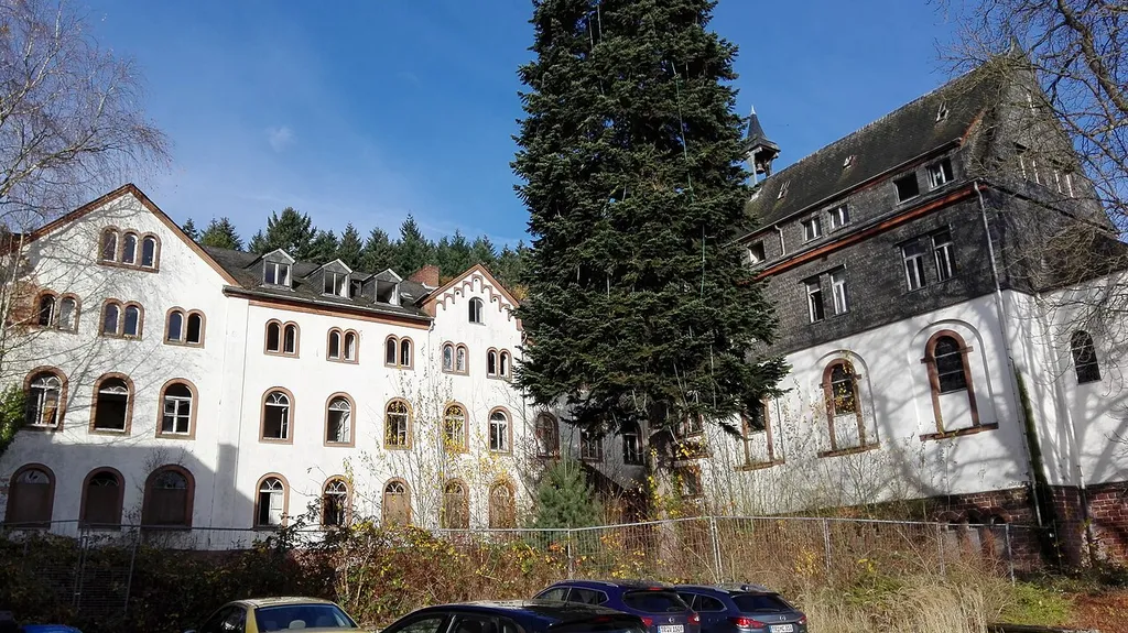 Ehemaliges Kloster Föhren, Gebäude von 1868 (links, 2020 abgerissen) und Gebäude von 1913 (rechts, 2017 abgerissen)