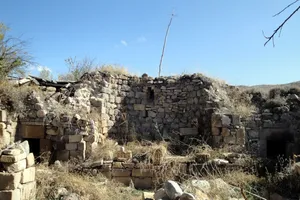 Bardzruni church ruins