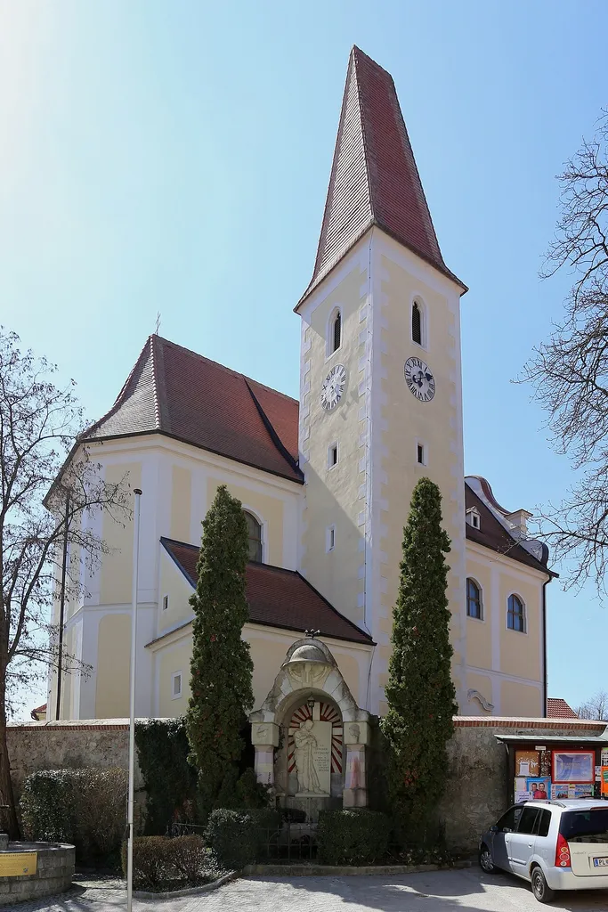 Katholische Pfarrkirche hl. Petrus in Inzersdorf ob der Traisen, ein Ortsteil der niederösterreichischen Gemeinde Inzersdorf-Getzersdorf. Ein hoher schlanker Barockbau aus der Mitte des 18. Jahrhunderts mit teilweiser mittelalterlicher Bausubstanz und einem dreiseitig geschlossenen Chor. Der fünfgeschossige vorgestellte Nordturm mit steilem Keildach und angeputzten Ortsteinen wurde vermutlich im 15. Jahrhundert errichtet.