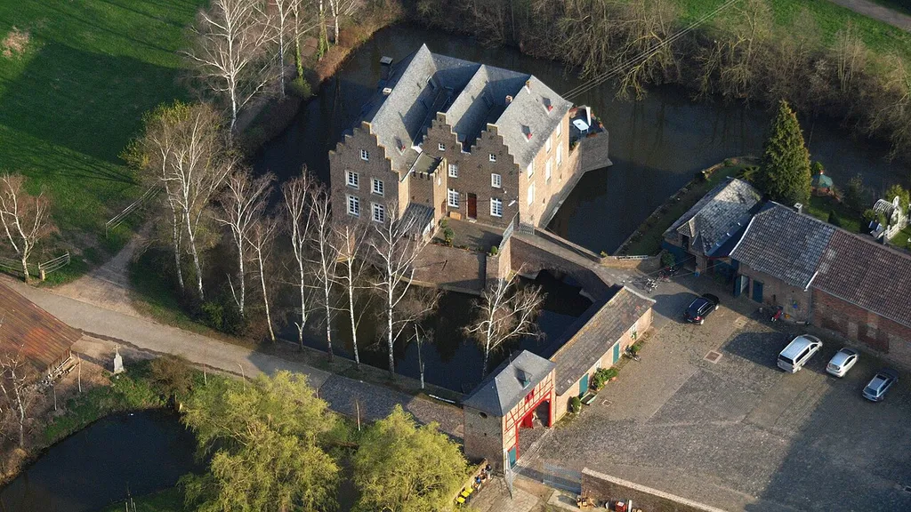Wasserburg Redinghoven (Luftaufnahme 2015)
