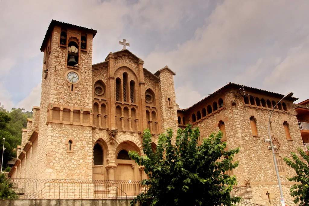 Església de Sant Esteve de Cervelló, obra modernista d'Antoni Maria Gallissà i Soqué de 1903 a Cervelló (Catalunya)