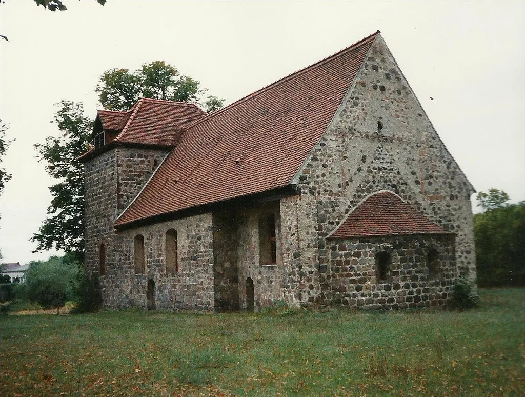 Romanische Feldsteinkirche in Michelsdorf, Gemeinde Kloster Lehnin. Die Ende des 12. Jahrhunderts entstandene Kirche steht unter Denkmalschutz.
