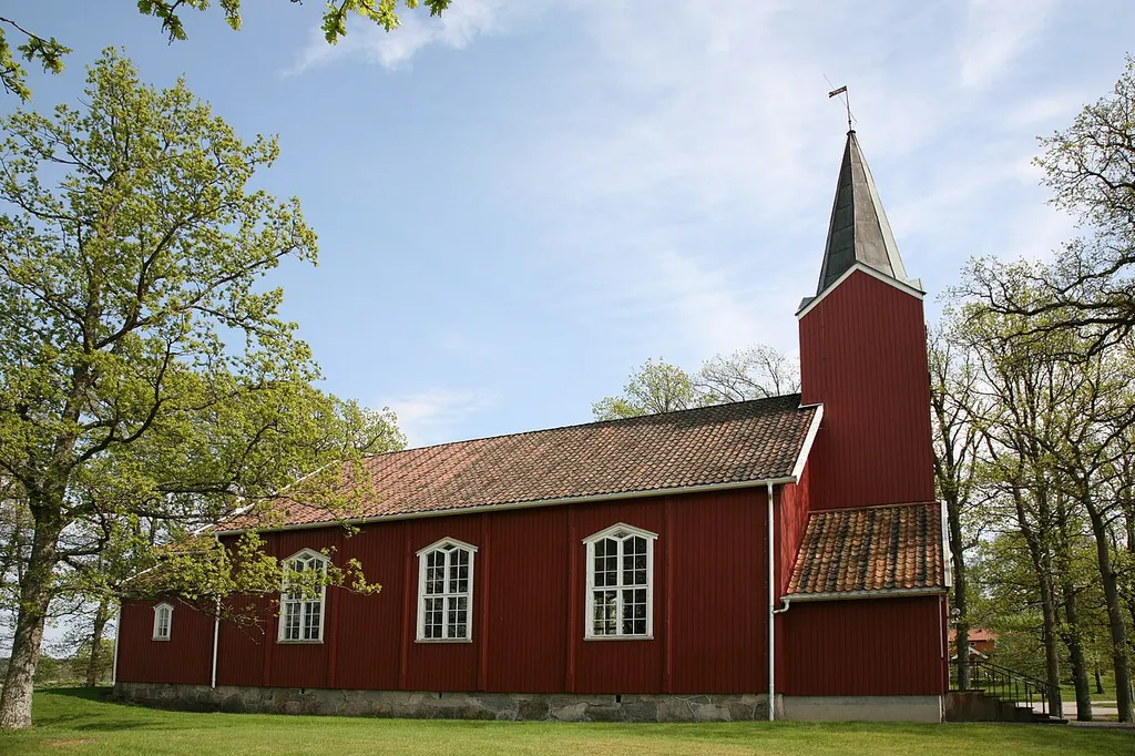 Tomb kapell is a church in Råde, Østfold