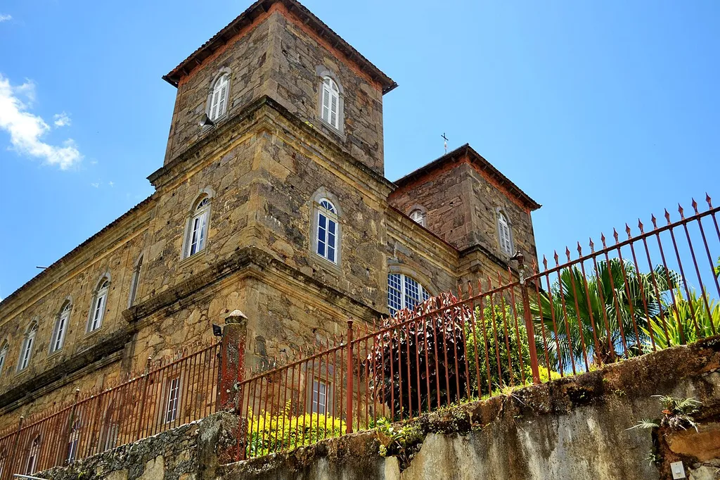 Na época do café, um dos Barões da região mandou construir uma Igreja para o casamento de sua filha. A obra foi erguida pela força escrava, que retiravam as pedras no mato e as encaixavam umas sobre as outras formando enormes paredões de pedras. A Igreja fica em São José das Três Ilhas-MG, Brasil e é a mais visitada na Zona da Mata Mineira.