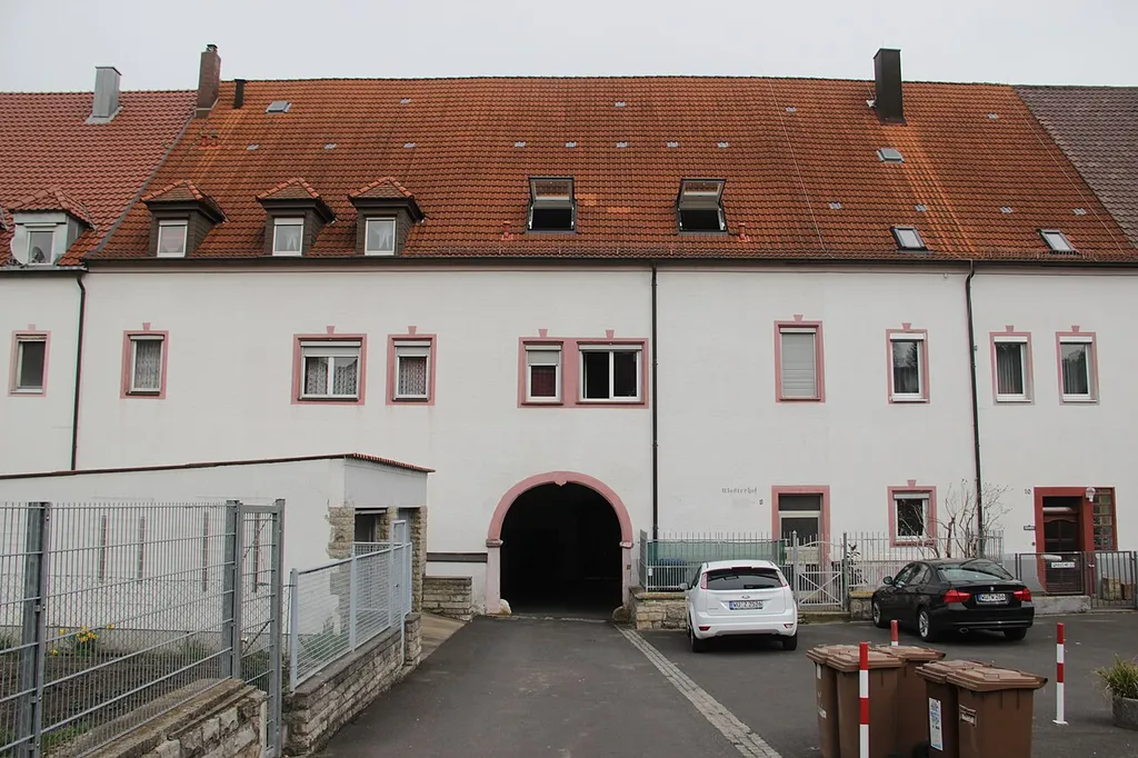 jetzt parzelliert und in zumeist zweigeschossige, überformte Wohngebäude mit Satteldächern umgewandelt, teilweise noch mit Treppentürmen und Schweifgiebeln, Nr. 20 mit profanierter Kapelle an der Südostecke, Anlage im Wesentlichen 1611-13, über mittelalterlicher Grundlage, später vielfach erneuert