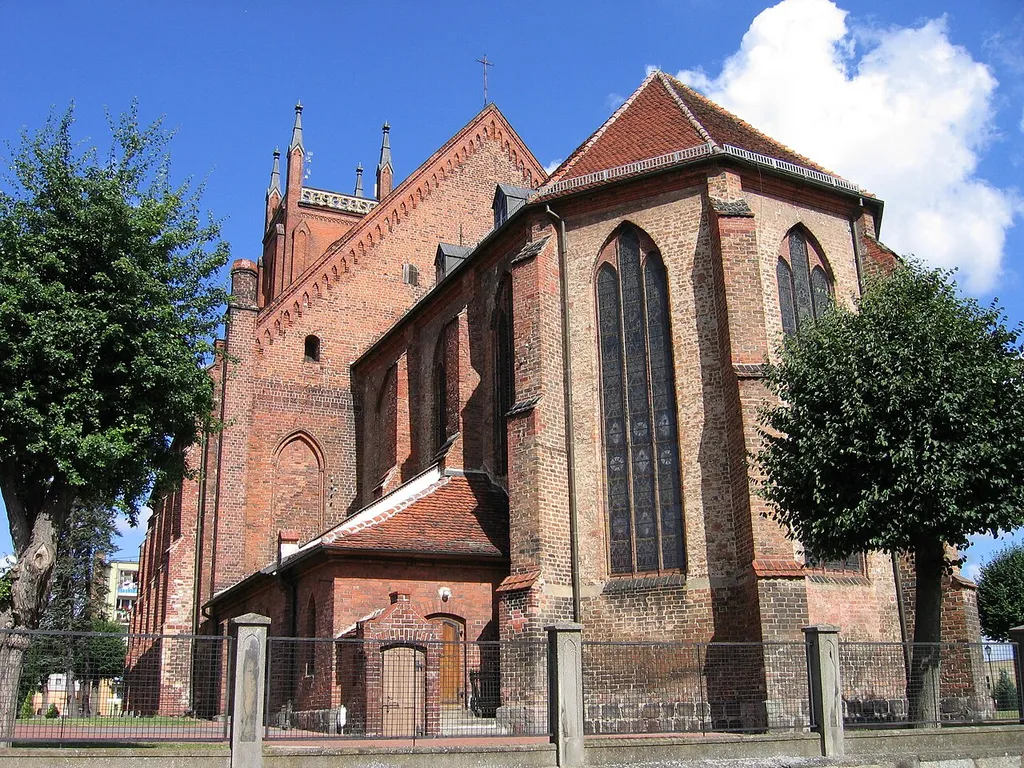 Kościół parafialny pw. Chrystusa Króla z 1. połowy XV, XIX w. w Dobiegniewie - widok od strony prezbiterium