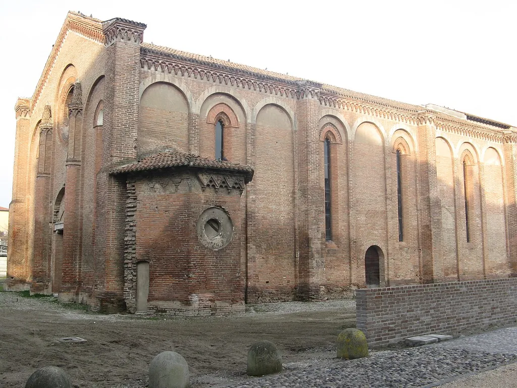 Chiesa in stile romanico ora sconsacrata e adibita a sala riunioni.