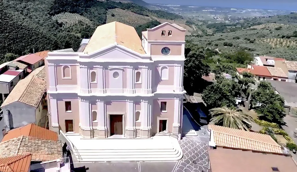 The first cenoby dedicated to Saint Andrew, was founded between 1100 and 1200 by the people of Lacconia fleeing from the Saracen invasions. Underwent several alterations over the centuries and the first parish mention dates its second foundation to 1600, was later completely destroyed by the earthquake of 1783. Rebuilt according to the project of Sintes, was resized as the original design inspirated by Barozzi that appeared excessive for the availability of the community. There was a classical style facade on three levels, Doric, Ionic and Corinthian, all surmounted by a tympanum and relative frame. The third level was eliminated in the 50s because of the damage caused by the earthquake of 1905. The interior preserves several altars made of polychrome marble and a baptismal font depicting Christ, as well as some late nineteenth-century paintings.