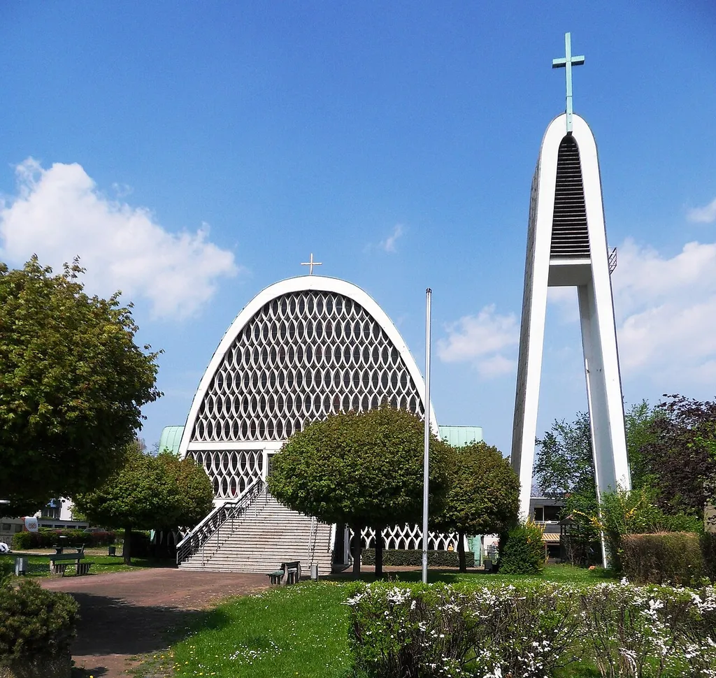 Evangelische Heilig-Geist-Kirche in Wiesbaden, Drususstraße, Blick von Süden.