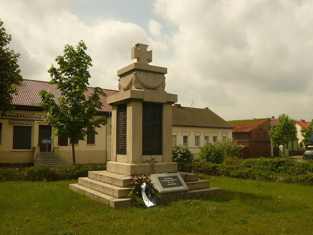 Gemeinde Wandlitz, Ortsteil Klosterfelde, Kriegerdenkmal: Erster und Zweiter Weltkrieg