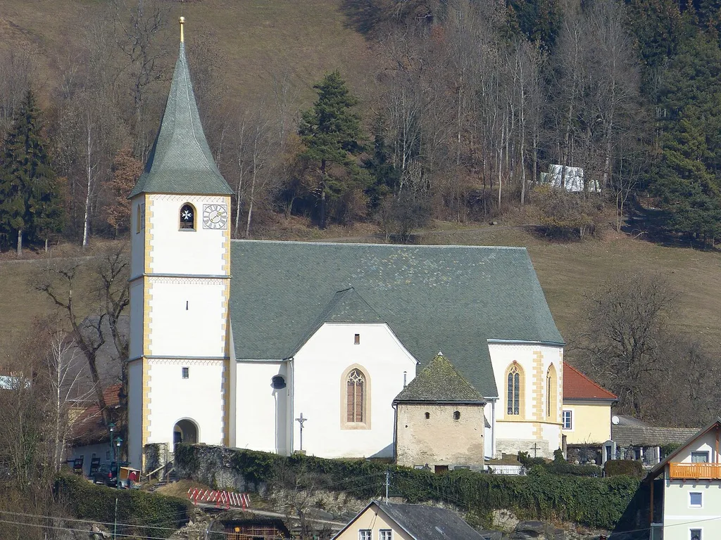Kath. Pfarrkirche Mariae Himmelfahrt und Karner, in Pulst (Gemeinde Liebenfels, Kärnten).