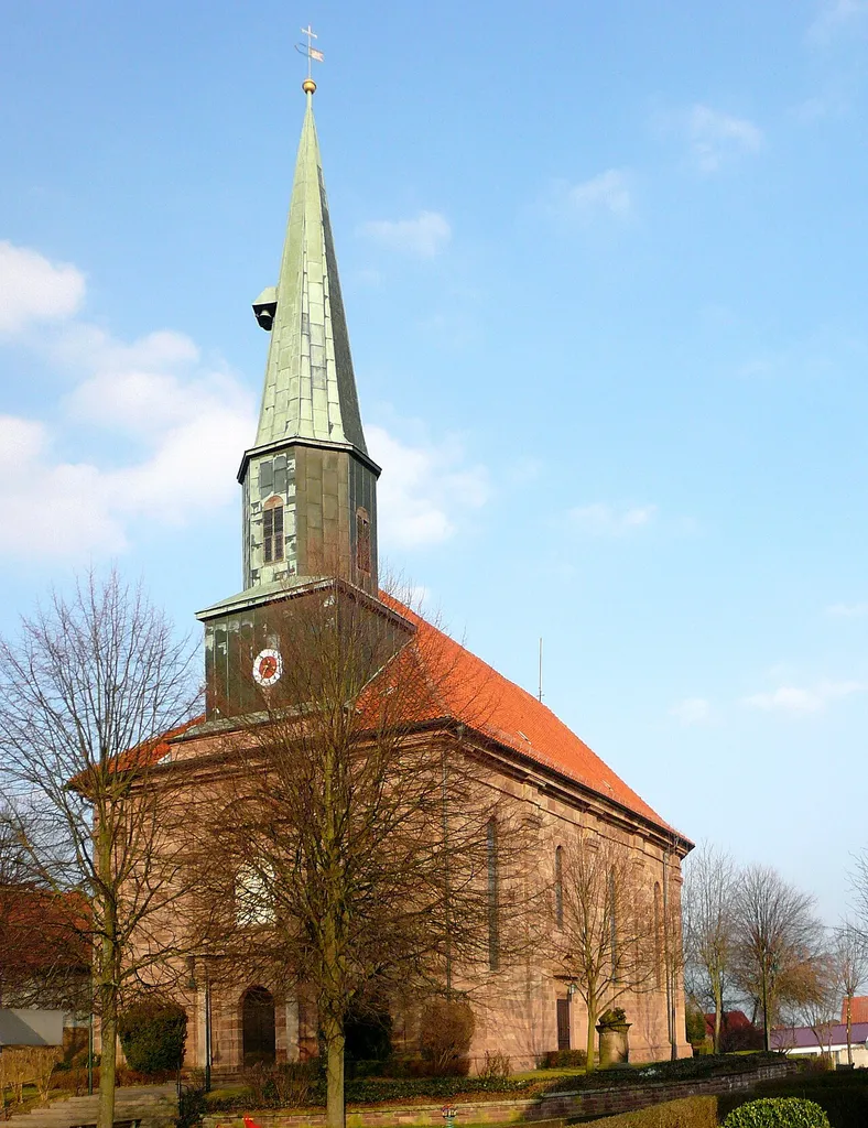 Katholische Kirche St. Georg in Wollbrandshausen, erbaut 1796. Klassizistisch, aus Rotsandsteinquadern mit Relief des Hl. Georg über dem Westportal.