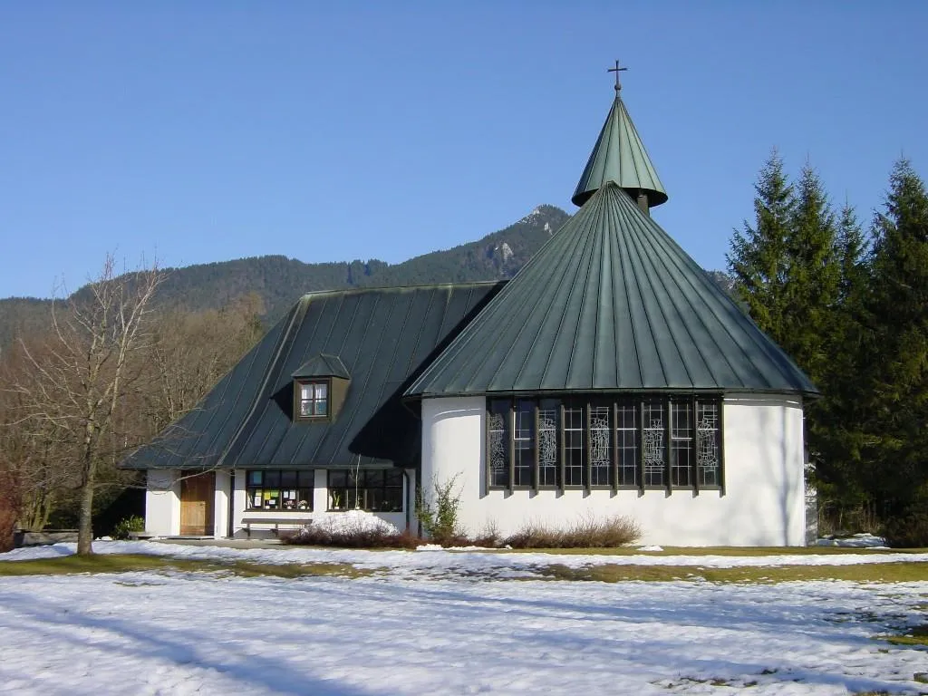 Evang.-Luth. Waldkirche in Lenggries von Westen