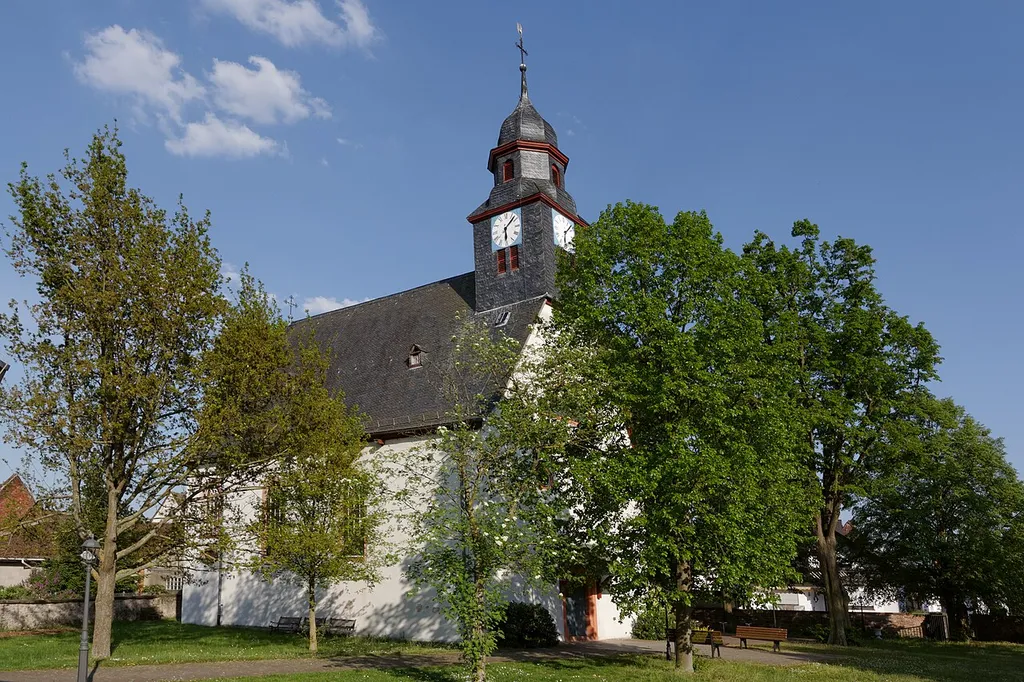 Evangelische Kirche in Hergershausen, einem Stadtteil von Babenhausen (Hessen). Der Saalbau im Barockstil mit Giebeldachreiter wurde 1711/12 erbaut.