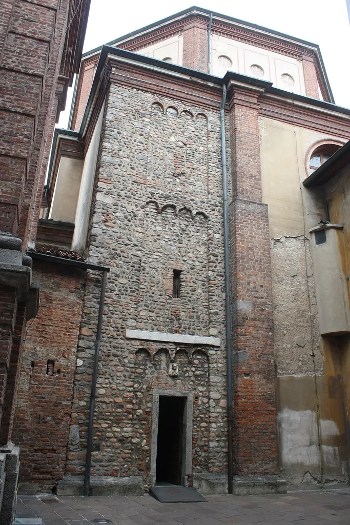 Resti del campanile della chiesa di San Salvatore, oggi appartenente alla basilica di San Magno di Legnano.