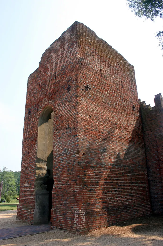 Photograph of the ruin if church tower in Historic Jamestowne, Virginia, USA. This is an image of a place or building that is listed on the National Register of Historic Places in the United States of America. Its reference number is 66000840 (Wikidata).